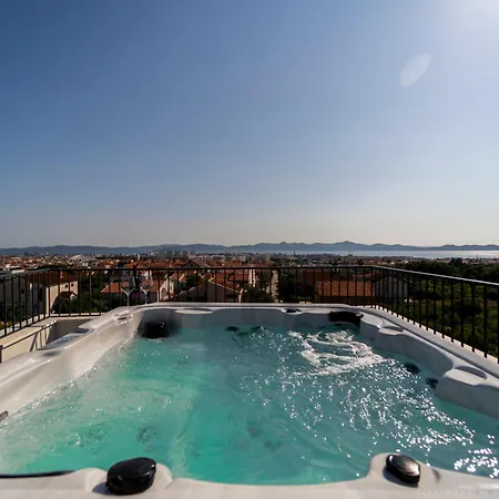 Skyline Retreat - Private Rooftop Wellness Lejlighed
