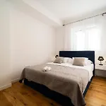 Skyline Retreat Apartment *