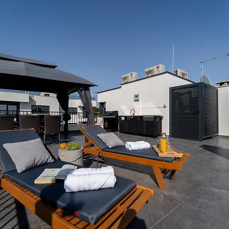 Apartment Skyline Retreat - Private Rooftop Wellness *