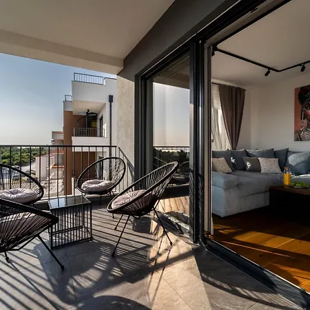Skyline Retreat - Private Rooftop Wellness Appartement