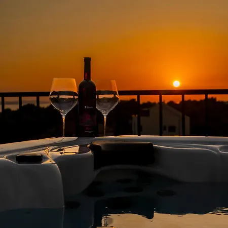Apartment Skyline Retreat - Private Rooftop Wellness