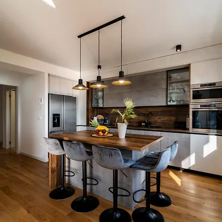 Skyline Retreat - Private Rooftop Wellness Appartement
