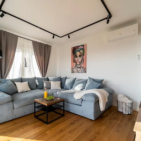 Apartment Skyline Retreat - Private Rooftop Wellness *