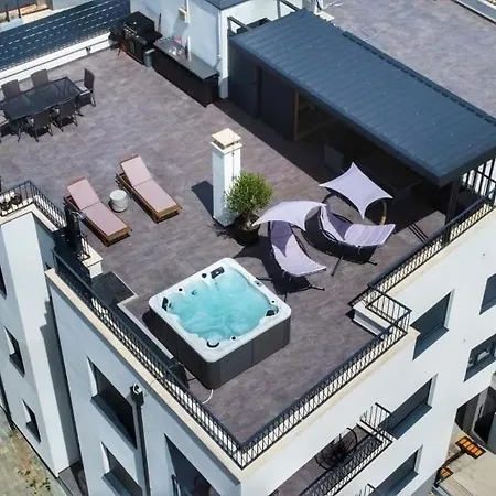 Skyline Retreat - Private Rooftop Wellness Appartement *
